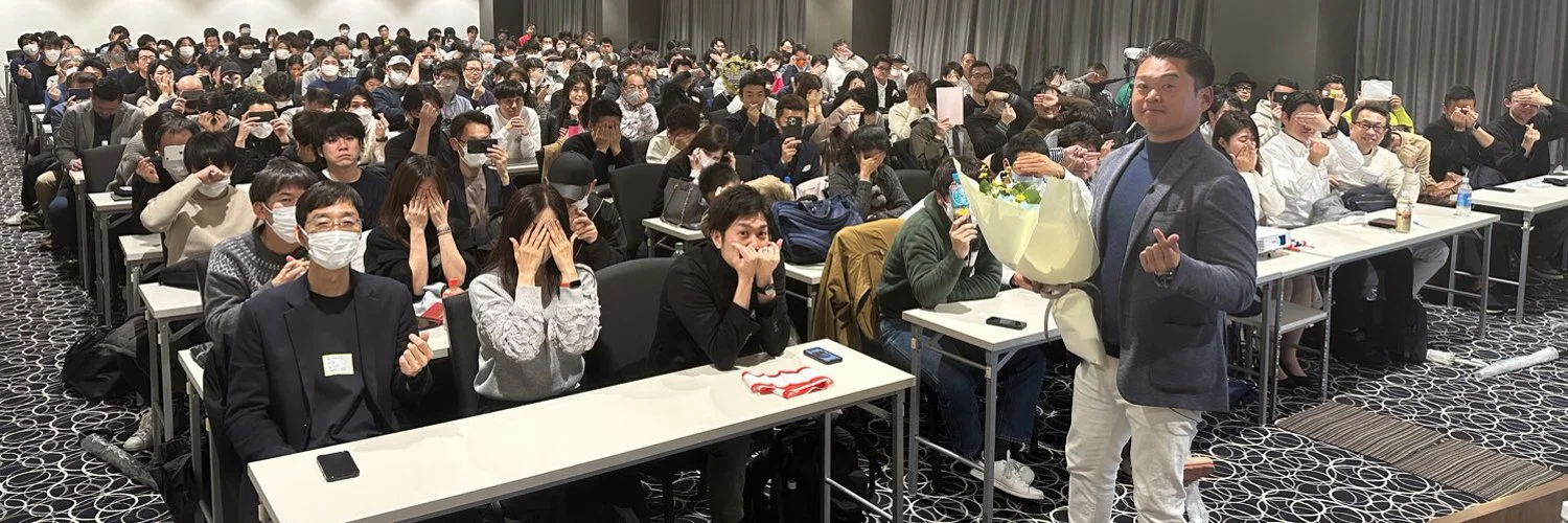 満席のセミナー会場に立つバランス大家（春木尊裕）